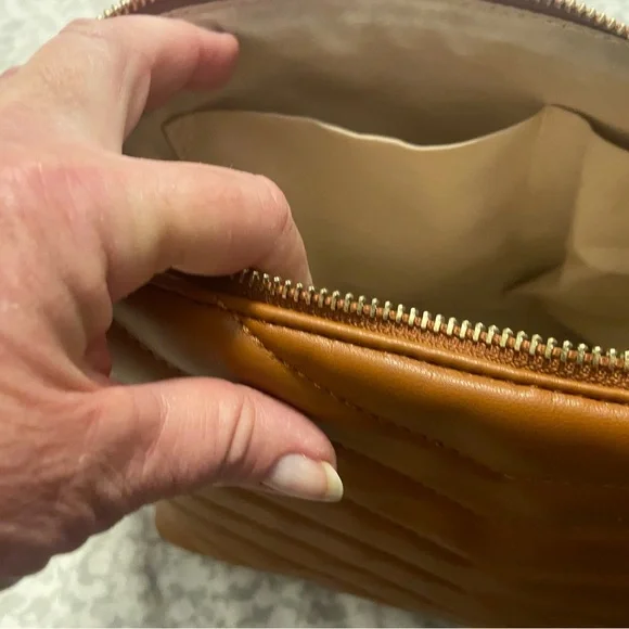 Elegant Tan Handbag - Picture 3 of 7